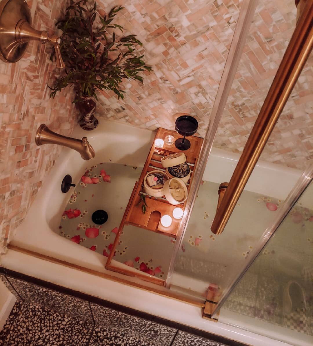 I think my favorite part about the new bathroom is alllllll the self care! #ad 
.
I've actually been using @vioribeauty all natural longsheng Rice shampoo and conditioner bars for almost 8 months now, so this was a dream partnership and a brand I truly love and am so excited to share! These rice based bars are actually inspired by the red Yao tribe and women of china! @vioribeauty works very closely with the tribe to source for their products and also give so much back to the community and it's one of the most amazing products I've used for my hair and I'm never going back! I love musky scents and florals and my favorite @vioribeauty scent is Terrace garden! Seriously seriously try it! You'll be hooked! Use code &quot;15viori&quot; for a discount!
.
.
.
.
.
.
.
.
.
.
.
.
.
.
#sodomino #dominomag #apartmenttherapy #bathroomdesign #bathroomsofinstagram #bathroomremodel #bathroomgoals #hunkerhome #lonnymag #hgtv #hgtvhome#finditstyleit #homedecor #interiordesign #designsponge #archdigest