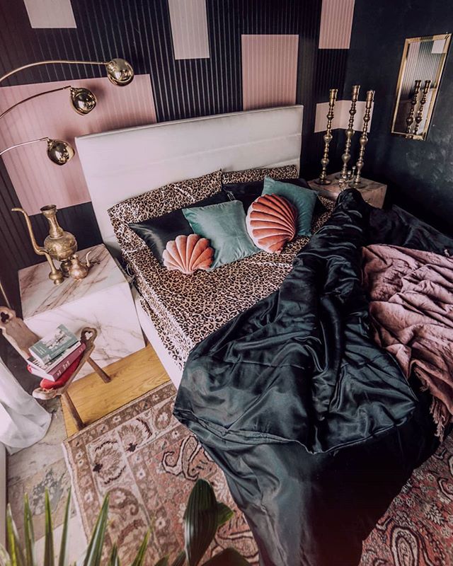 Workin from home and this is my office for the day 😍 Even though I have an office, I gotta switch things up sometimes to keep it fresh! Getting real crazy today 😝
. .
.
.
.
.
.
.
.
.
.
.
.
.
.
.
#howyouhome 
#myplantaesthetic 
#apartmenttherapy 
#dominomag 
#urbanjunglebloggers 
#plantsmakepeoplehappy 
#myhygeehome 
#hometohave 
#currenthomeview 
#inmydomaine 
#orientalrugs 
#midcenturymix 
#plantladyisthenewcatlady 
#stellarspaces 
#showmeyourboho 
#showmeyourstyled 
#homeinspo
#bedroomgoals 
#bedroomdecor
#darkbedroom
#hunkerhome