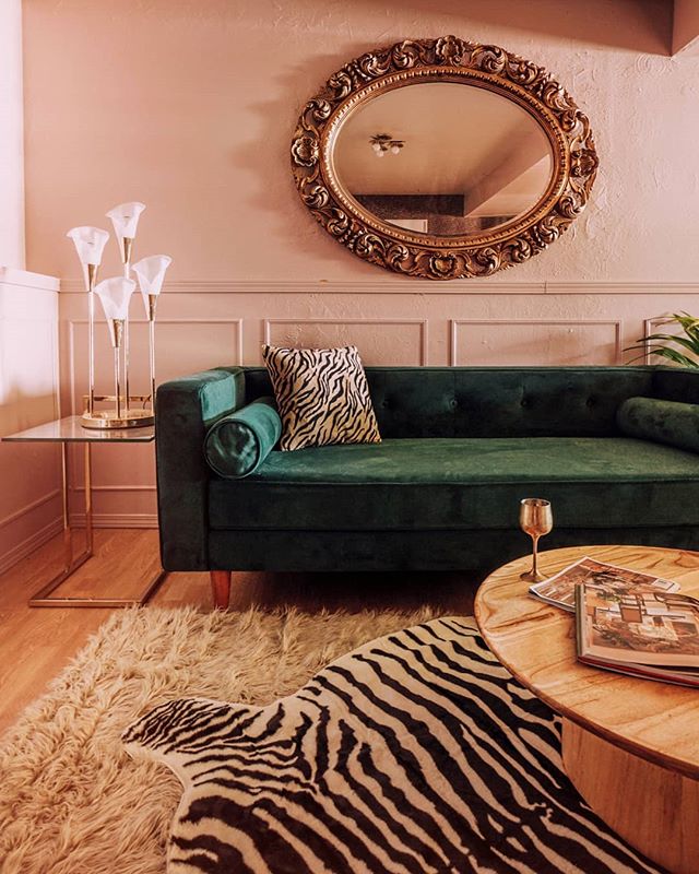 Finally hung my garage sale mirror.
V happy. 😍✨
Also, zebra rug.
$40 on Amazon. 
Also V happy. 
Linking in stories. 
Not sponsored. 🤗
.
.
.
.
.
.
.
.
.
.
.
.
#modernhome #myeclecticmix #myeclectichome #myplantlovinghome #mycuratedaesthetic #planteriordesign #urbanjunglebloggers #houseplantclub #bohoismyjam #showmeyourboho #myhousebeautiful #cornerofmyhome #pocketofmyhome #apartmenttherapy #sodomino #theeverygirlathome  #homeinspo #homemagic #interiorinspo #interiors4all #interiordesign #plantgang #plantsmakepeoplehappy #hunkerhome #shapes #pinkinterior #pinkisthenewblack #mydomaine #lonnyliving