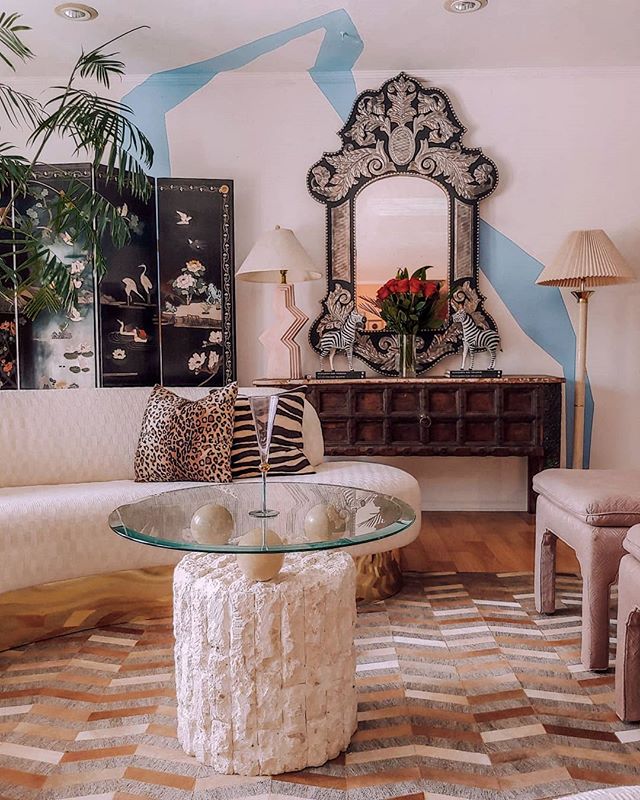 Happy birthday to meeeee! 😝
Thanks for all the birthday wishes in stories! 
It's not a proper birthday if you don't intentionally announce it in stories so you get a deluge of happy birthday messages, is it now?! 😂
I've had the best day with my sweet babes filled with champagne, pool fun and lots of cuddles. Now back home drinking more champagne and resting a bit (because champagne 😴) 😂 and getting ready for a night out with my honey. 28 is feeling pretty good ♥️ Also, peep my beautiful birthday roses from my favorite guy! 🌹🥀
.
.
.
.
.
.
.
.
.
.
.
.
.
.
. .#modernhome #barcart #homebar #barstyling #urbanjunglebloggers #houseplantclub #bohoismyjam #showmeyourboho #myhousebeautiful #cornerofmyhome #pocketofmyhome #apartmenttherapy  #theeverygirlathome  #homeinspo #homemagic #interiorinspo #interiors4all #interiordesign #plantgang #plantsmakepeoplehappy #hunkerhome #shapes #pinkinterior #sodomino #hgtvhome #betterhomesandgardens #mydomaine #lonnyliving