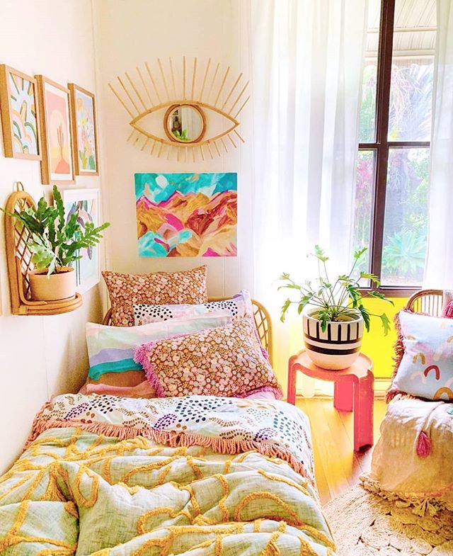 Time for a fun weekly share, and I'm so excited to show off my dear friend @theflamingoandthefox! Sarah's home is one of my very favorites! I'm obsessed with her use of color and texture and this room just makes my heart so happy!!!
She is so fearless and bold with her design and you can totally see her personality in every corner of her home! Definitely #onetofollow!!!
.
.
.
.
.
.
.
.
.
.
.
.
.
.
.
.
#howyouhome 
#myplantaesthetic 
#apartmenttherapy 
#dominomag 
#urbanjunglebloggers 
#plantsmakepeoplehappy 
#myhygeehome 
#hometohave 
#currenthomeview 
#inmydomaine 
#orientalrugs 
#midcenturymix 
#plantladyisthenewcatlady 
#stellarspaces 
#showmeyourboho 
#showmeyourstyled 
#homeinspo
#bedroomgoals 
#bedroomdecor
#darkbedroom
#hunkerhome